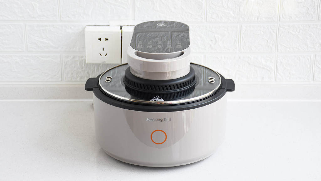 金山实验中学的六年级学生马芸熙与小伙伴们一同合影