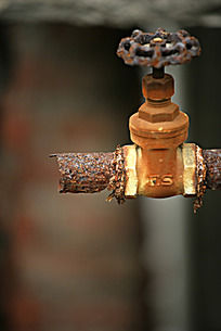 研发人员加班加点攻克技术难题