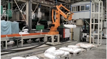 南京江北新区凌晨两点排队出闸的网约车