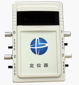 有网友暖心询问“这天不歇歇吗？”环卫工回复：“都给发的定位器