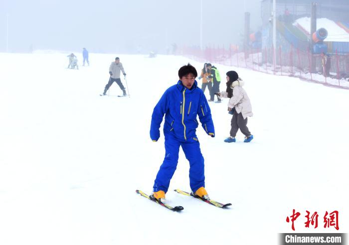 南国冰雪城开启新雪季试运营：贵州六盘水玉舍