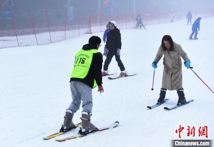 南国冰雪城开启新雪季试运营：贵州六盘水玉舍