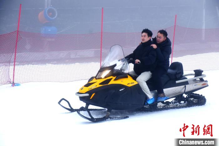 南国冰雪城开启新雪季试运营：贵州六盘水玉舍