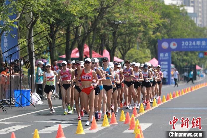 安徽黄山鸣枪开赛的全国竞走冠军赛：混合接力