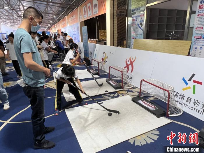 中国冰雪大篷车辽阳站点燃暑期冰雪热情 千名师