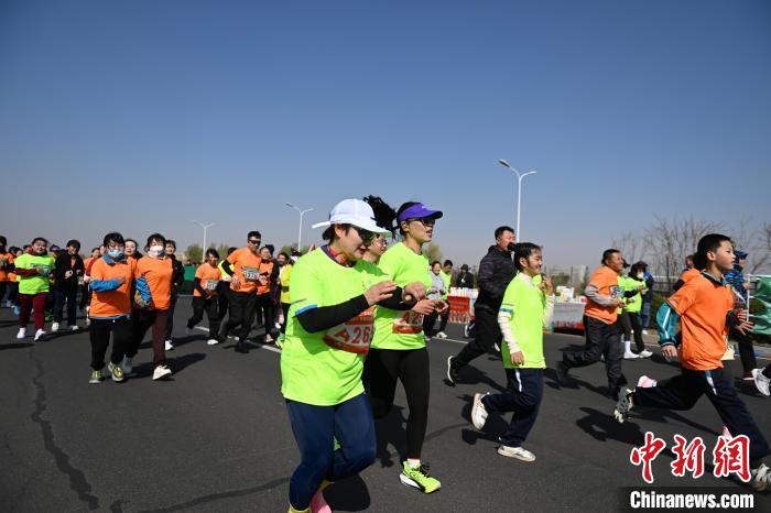 内蒙古通辽首届村跑活动近500农牧民参与