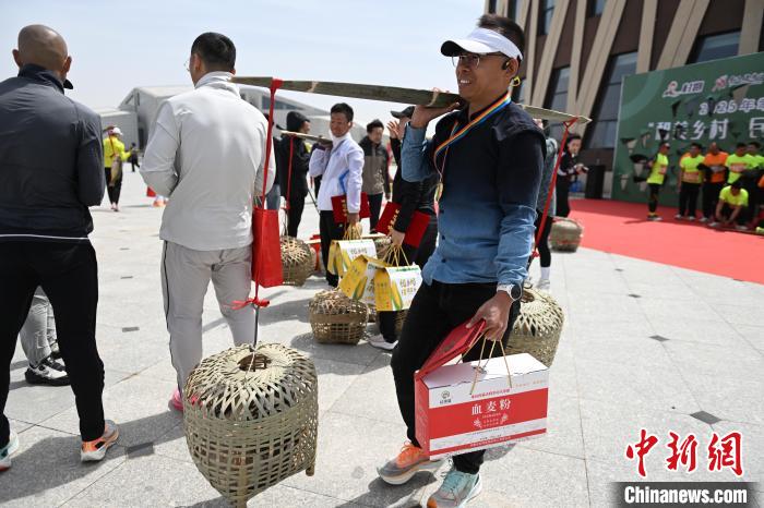 内蒙古通辽首届村跑活动近500农牧民参与