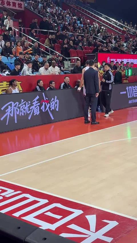 中国女排决赛引热议 颜妮惠若琪现身助阵